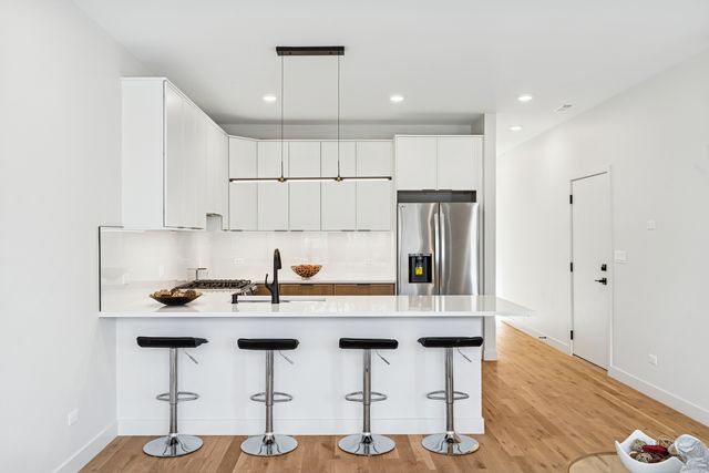 4208 S Calumet Avenue 201, Chicago, IL 60653