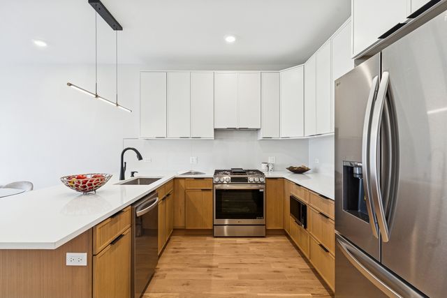 4208 S Calumet Avenue 201, Chicago, IL 60653