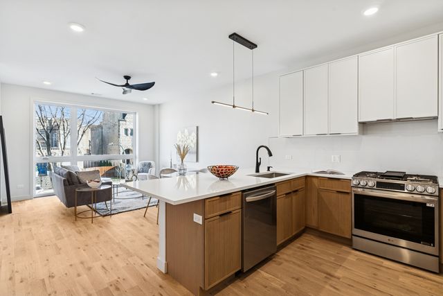 4208 S Calumet Avenue 201, Chicago, IL 60653