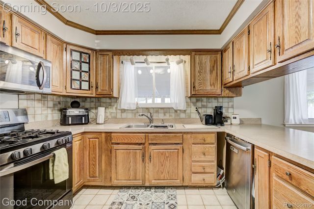 38576 Foxcroft Street, Harrison Charter Township, MI 48045