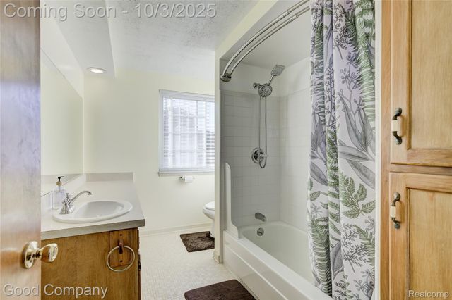 38576 Foxcroft Street, Harrison Charter Township, MI 48045