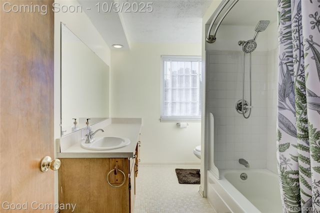 38576 Foxcroft Street, Harrison Charter Township, MI 48045