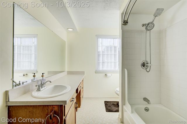 38576 Foxcroft Street, Harrison Charter Township, MI 48045