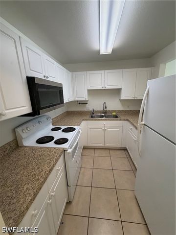 3629 SE 9th PL, Cape Coral, FL 33904