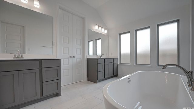190 Mountain Oak, Castroville, TX 78009