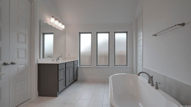 190 Mountain Oak, Castroville, TX 78009