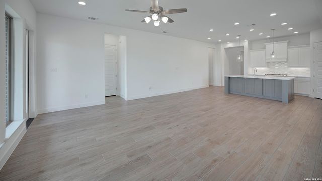 190 Mountain Oak, Castroville, TX 78009