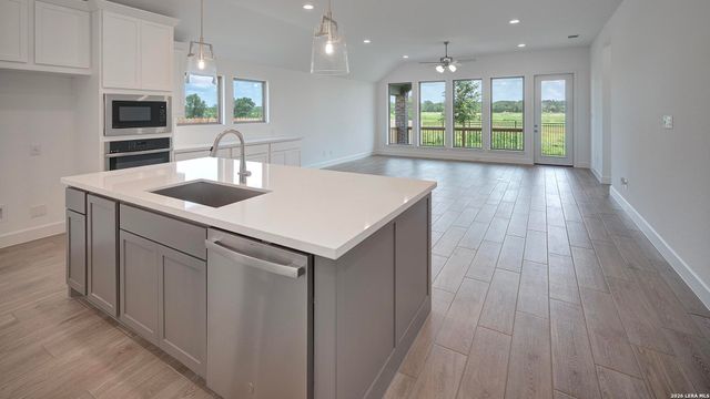 190 Mountain Oak, Castroville, TX 78009