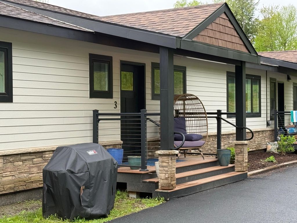 2366 Mountain Rd Apt 3, Stowe, VT 05672