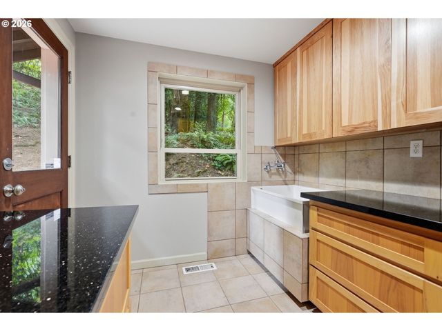 7325 Se BARBARA WELCH Rd, Portland, OR 97236