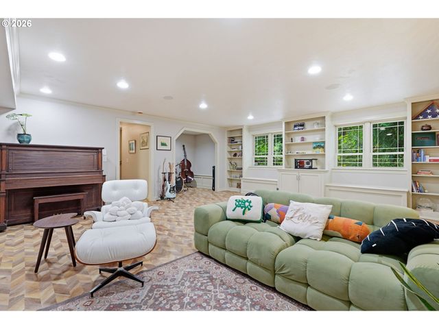 7325 Se BARBARA WELCH Rd, Portland, OR 97236
