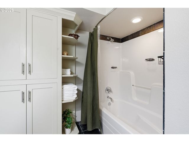 7325 Se BARBARA WELCH Rd, Portland, OR 97236