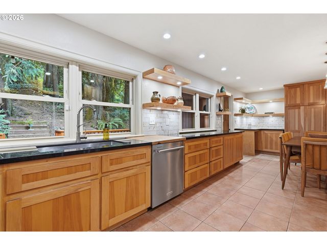 7325 Se BARBARA WELCH Rd, Portland, OR 97236