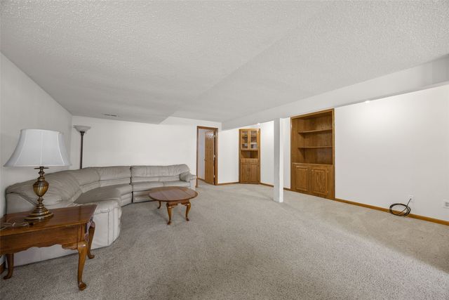 400 Westridge Drive SW, Cedar Rapids, IA 52404