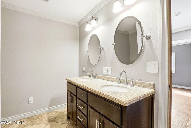 906 W Entiat Ave, Kennewick, WA 99336