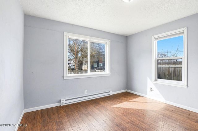 906 W Entiat Ave, Kennewick, WA 99336