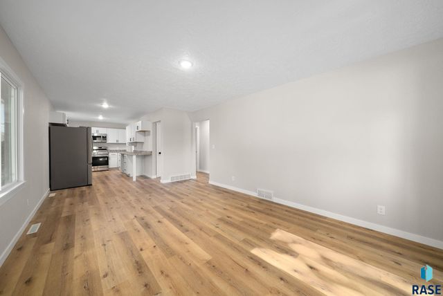 1612 E 2nd St, Sioux Falls, SD 57103