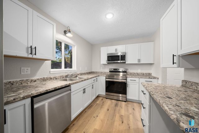 1612 E 2nd St, Sioux Falls, SD 57103