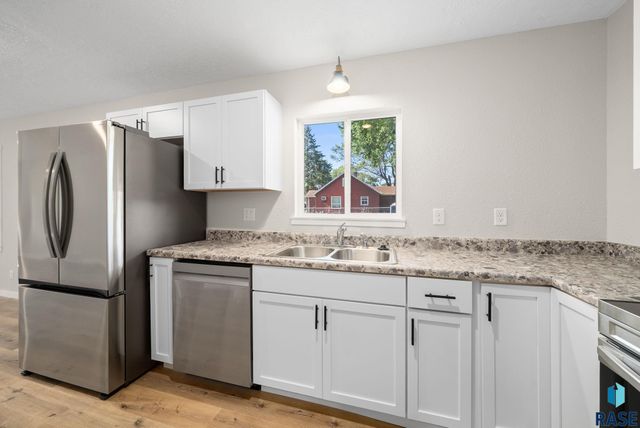 1612 E 2nd St, Sioux Falls, SD 57103