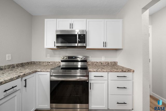 1612 E 2nd St, Sioux Falls, SD 57103
