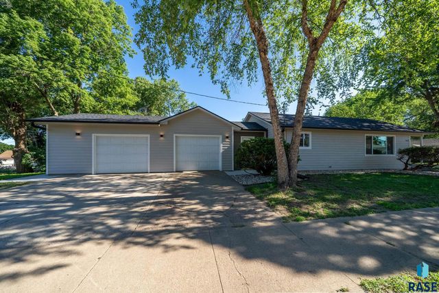 1612 E 2nd St, Sioux Falls, SD 57103