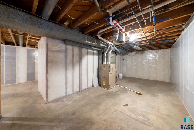 1612 E 2nd St, Sioux Falls, SD 57103