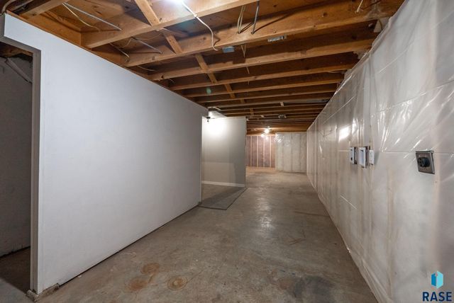 1612 E 2nd St, Sioux Falls, SD 57103