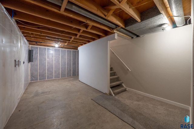 1612 E 2nd St, Sioux Falls, SD 57103