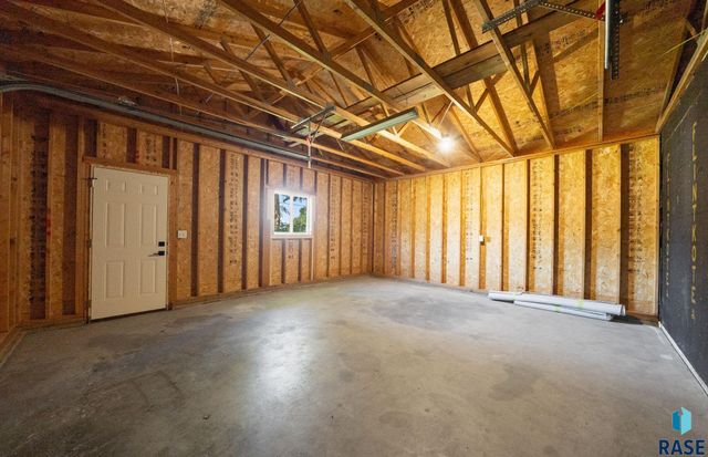 1612 E 2nd St, Sioux Falls, SD 57103