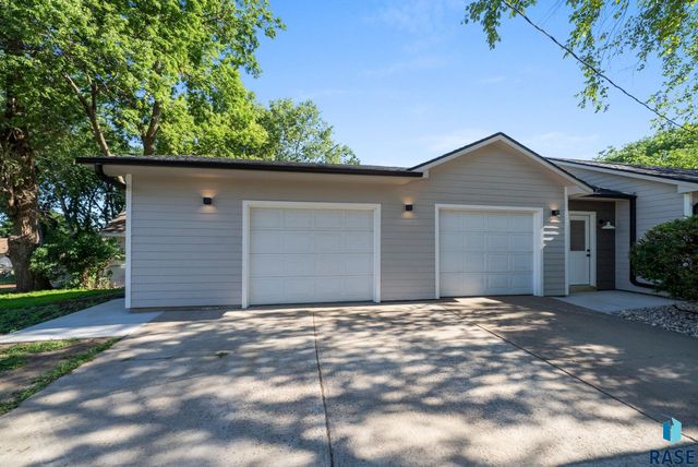 1612 E 2nd St, Sioux Falls, SD 57103