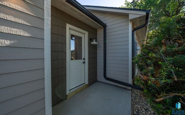 1612 E 2nd St, Sioux Falls, SD 57103