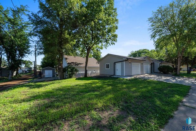 1612 E 2nd St, Sioux Falls, SD 57103