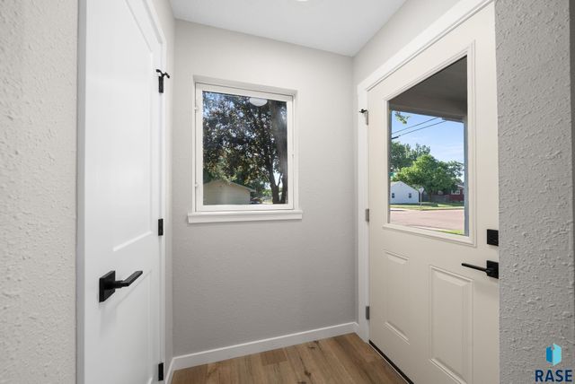 1612 E 2nd St, Sioux Falls, SD 57103