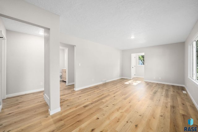 1612 E 2nd St, Sioux Falls, SD 57103