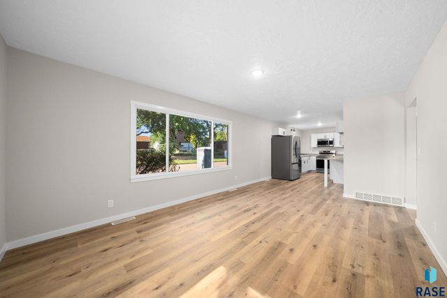 1612 E 2nd St, Sioux Falls, SD 57103