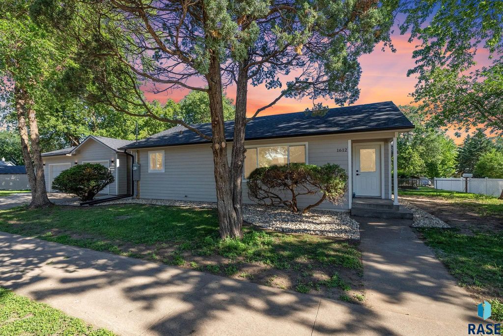 1612 E 2nd St, Sioux Falls, SD 57103