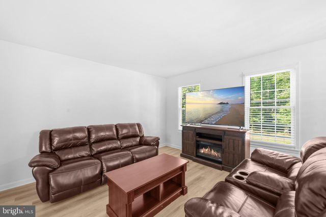 8721 VALLEY DR, Waldorf, MD 20603
