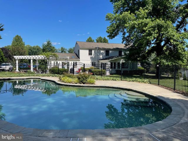 6 CANDLELIGHT CT, Lutherville Timonium, MD 21093