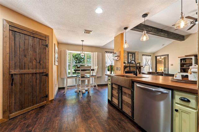 372 Hidden Oaks DR, Elgin, TX 78621