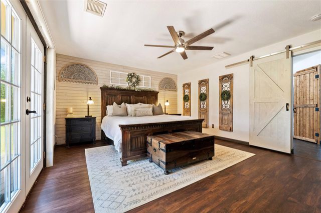 372 Hidden Oaks DR, Elgin, TX 78621