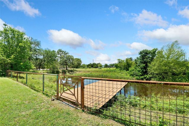 372 Hidden Oaks DR, Elgin, TX 78621