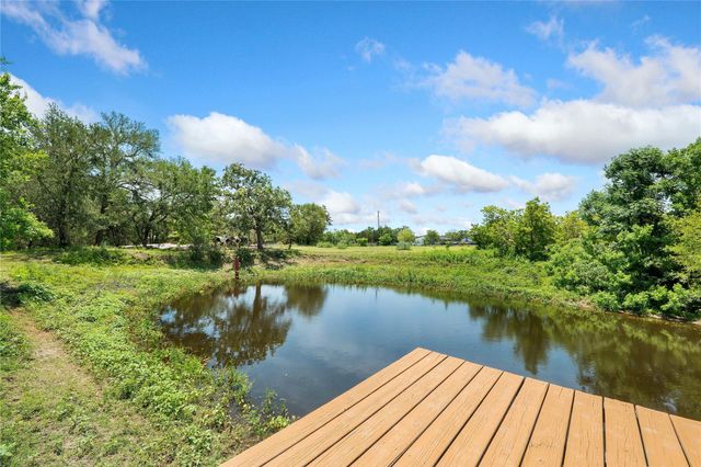 372 Hidden Oaks DR, Elgin, TX 78621