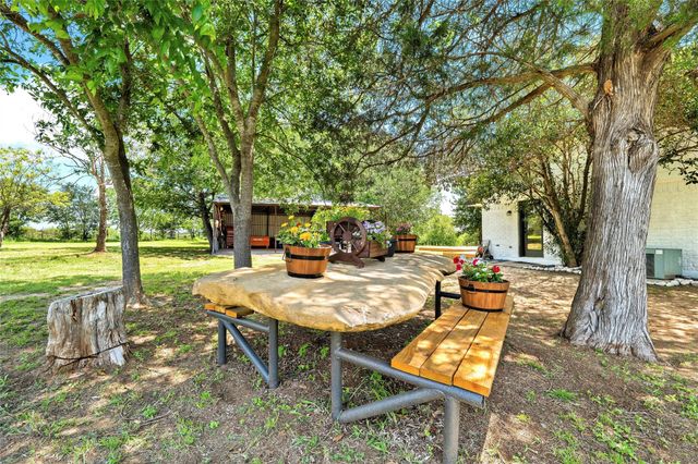 372 Hidden Oaks DR, Elgin, TX 78621