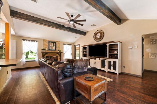 372 Hidden Oaks DR, Elgin, TX 78621