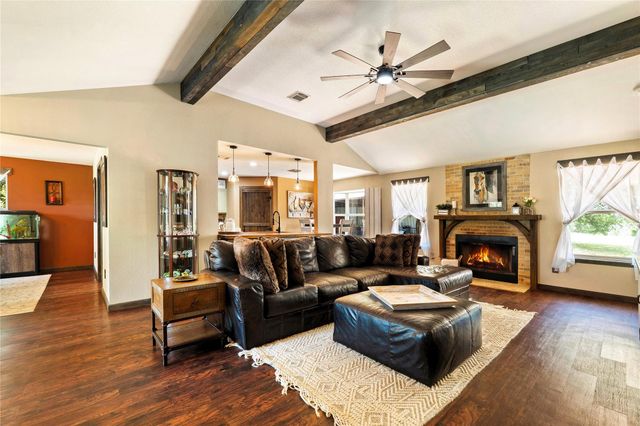 372 Hidden Oaks DR, Elgin, TX 78621