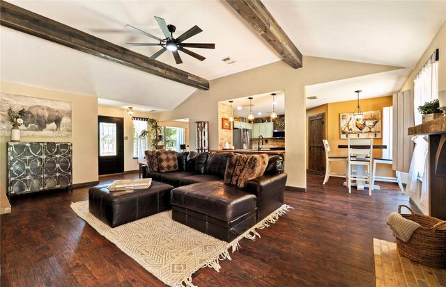 372 Hidden Oaks DR, Elgin, TX 78621