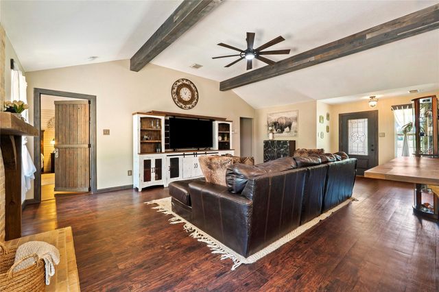 372 Hidden Oaks DR, Elgin, TX 78621