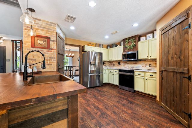 372 Hidden Oaks DR, Elgin, TX 78621