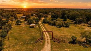372 Hidden Oaks DR, Elgin, TX 78621