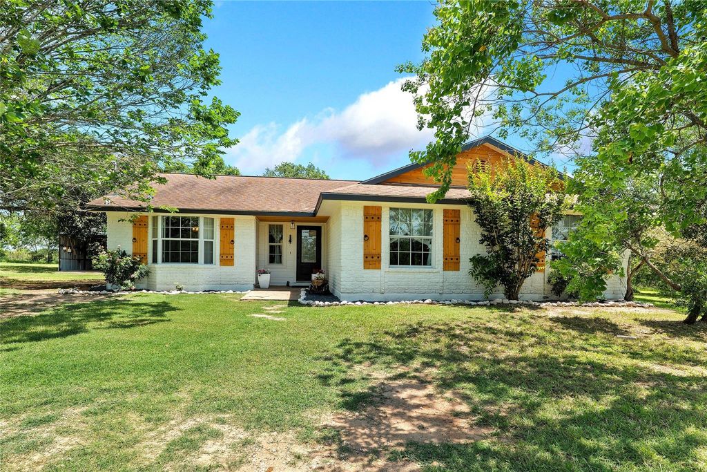 372 Hidden Oaks DR, Elgin, TX 78621